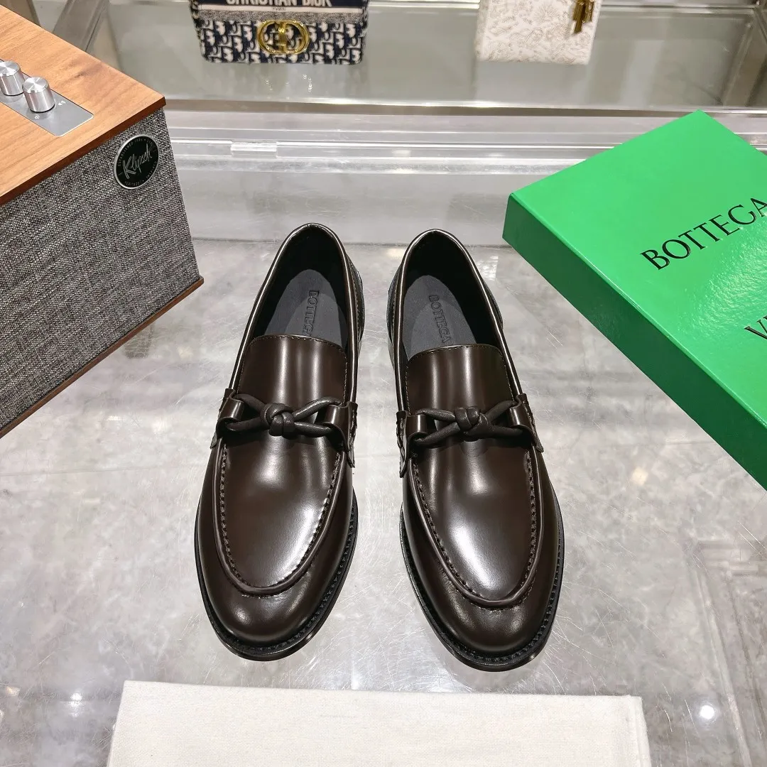 [BV] Top P: 860💰 Size: Female 35-39 (Female 40 custom-made) Male 39-44 (38.45 non-refundable) Bottega Veneta 2025 Autumn and Winter counter style! Small round toe loafers! Imported leather outsole! Imported open edge beaded cowhide! Solid color Niuli!  👉Click to buy:
